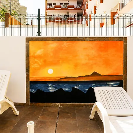 Modern Close To The With Pool Apartment